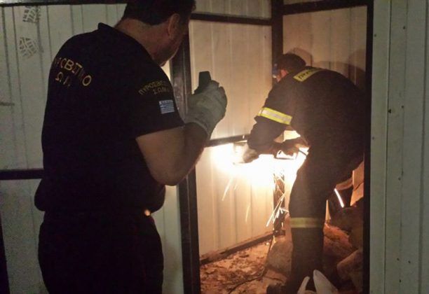 Σέρρες: Οι πυροσβέστες έκοψαν τις λαμαρίνες και έσωσαν το γατάκι